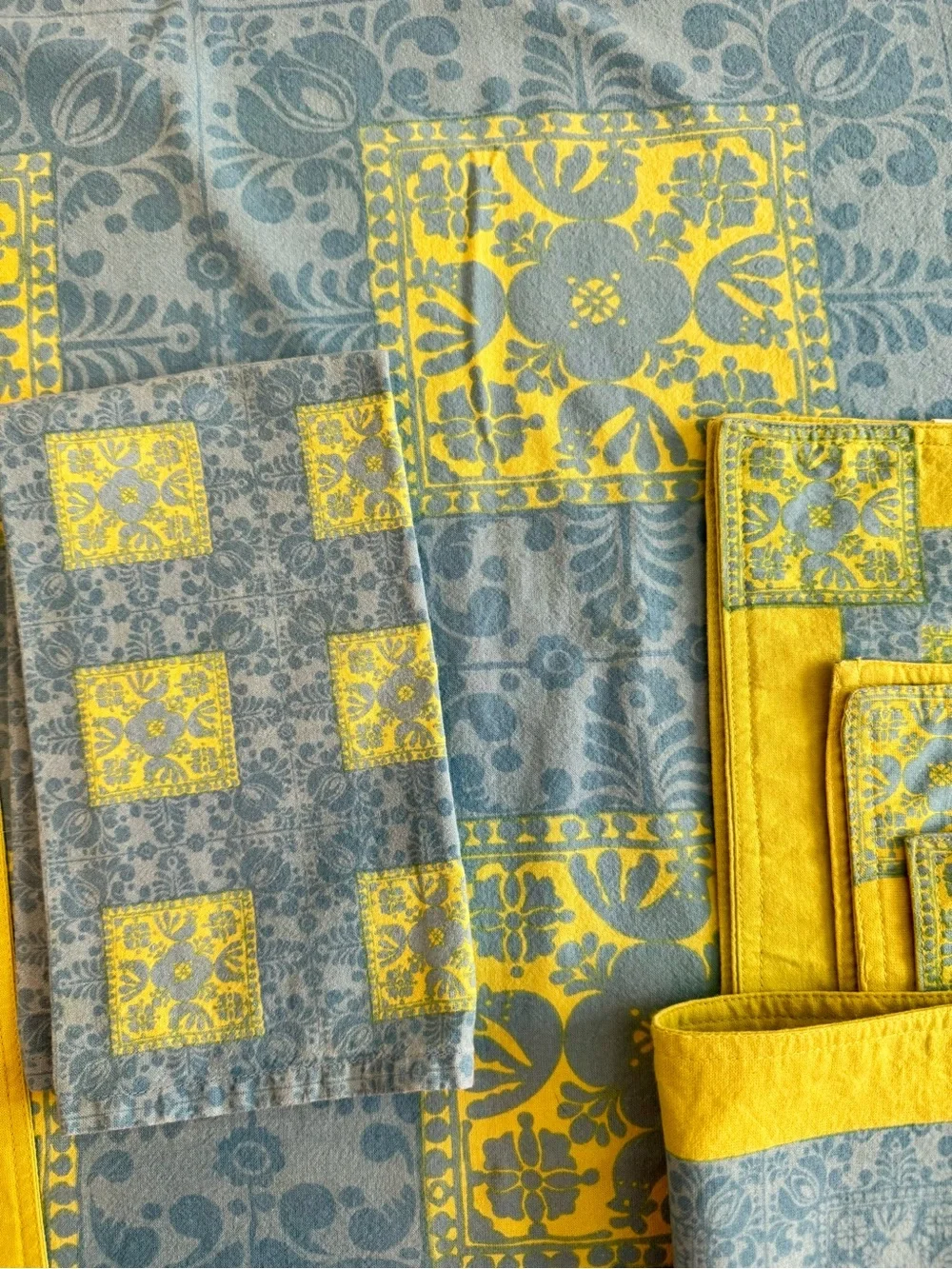 Williams Sonoma Yellow and Blue Floral Tile Tablecloth, placemats & napkins